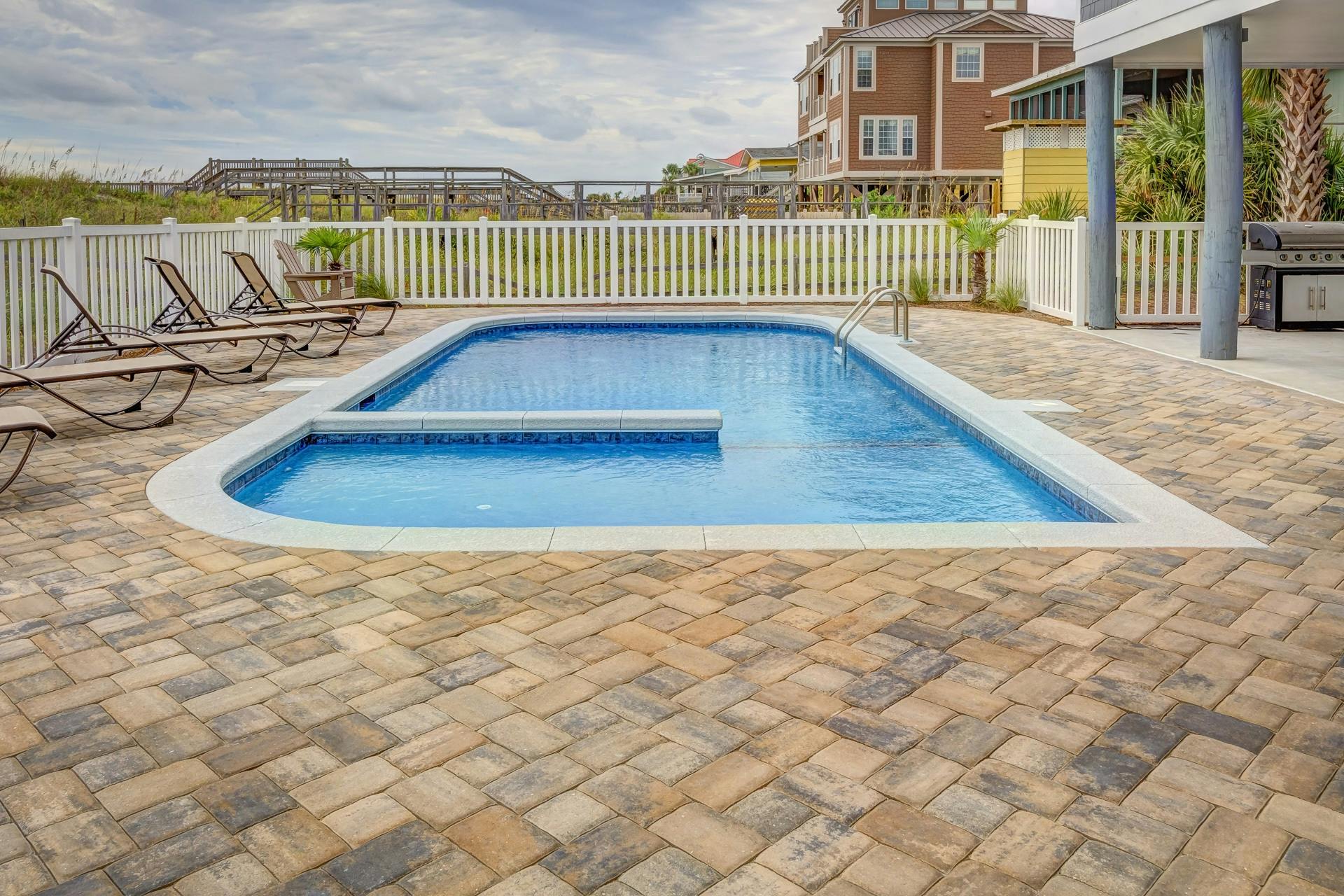 How To Pressure Your Swimming Pool Tiles In Harford County, MD
